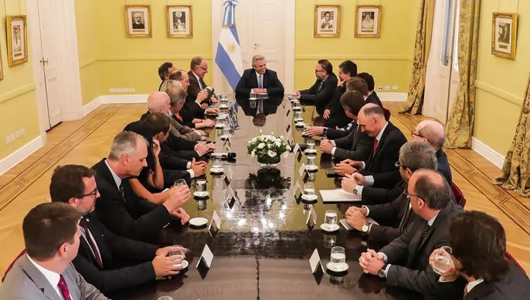 El Gobierno confirmó que los precios de las naftas seguirán congelados